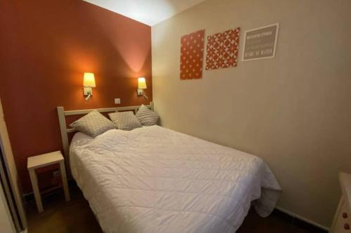 une chambre avec un lit blanc avec deux oreillers dans l'établissement C021 Lumineux appartement avec Terrasse et Piscine, à Cannes