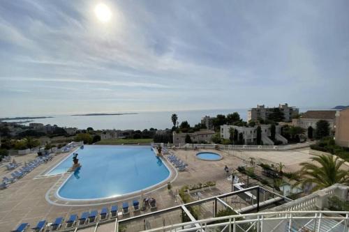C021 Lumineux appartement avec Terrasse et Piscine