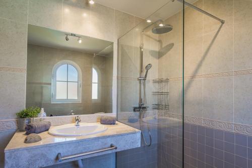 Koupelna v ubytování Perfect for family holidays with private pool, near beach and golf- Villa Ashley