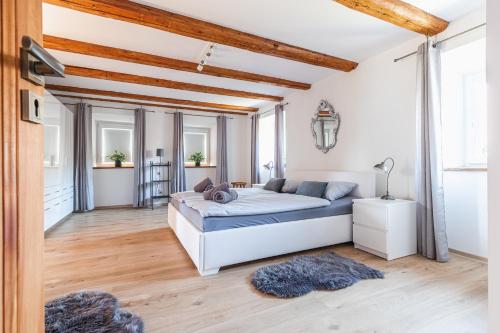 1 dormitorio con 1 cama en una habitación con techos de madera en Osada Pogodno, en Miłków