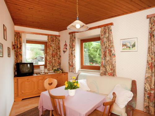 - un salon avec une table et un canapé dans l'établissement Beautiful Apartment in Uttendorf with Balcony, à Uttendorf