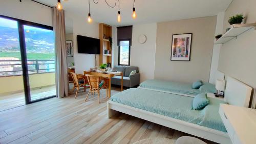 een slaapkamer met een bed en een eetkamer bij Natalia Beach Apartment in Adeje