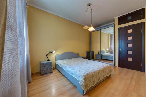 Posteľ alebo postele v izbe v ubytovaní Apartments with three rooms on Shevchenko blvd
