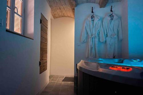 a bathroom with a sink and two mannequins at Avignon Centre - Jacuzzi Privé - Internet Fibre in Avignon