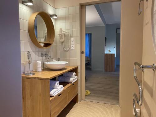 a bathroom with a sink and a mirror at Vue sur rade appartement élégant vaste climatisé étage élevé ascenseur proche parking et toutes commodités au cœur du Toulon historique in Toulon