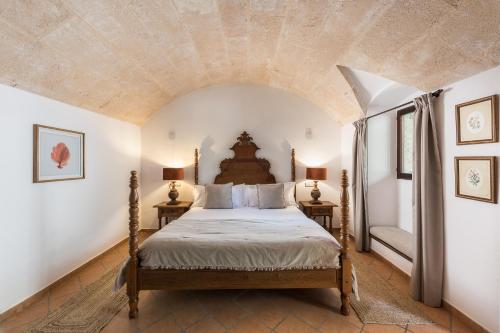 a bedroom with a large bed in a room at Ca'n Beneït in Binibona