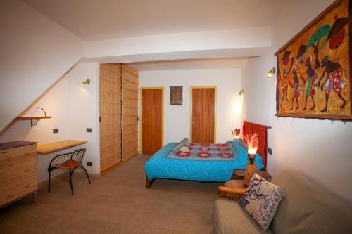 - une chambre avec un lit et un bureau dans l'établissement Mikittos, à Taormine