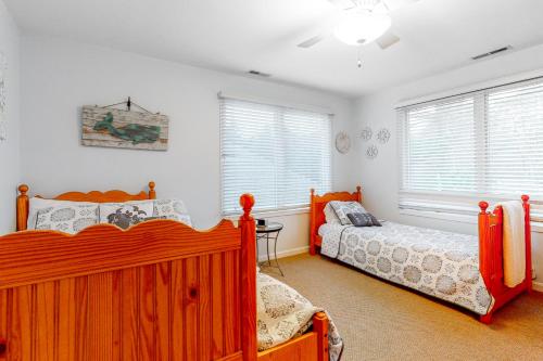 1 dormitorio con 2 camas y 2 ventanas en Sea Colony - 58011 Wimbledon, en Bethany Beach