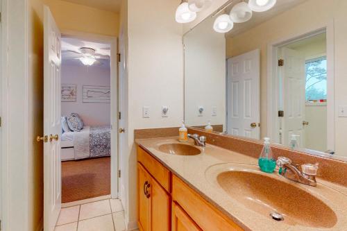 baño con 2 lavabos y espejo grande en Sea Colony - 58011 Wimbledon, en Bethany Beach
