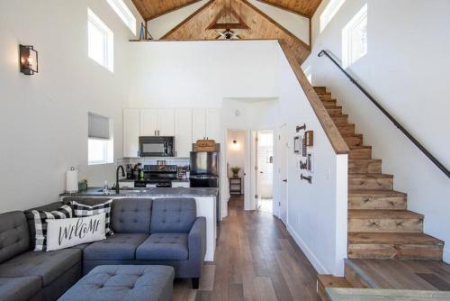 Charming Smoky Mountain Tiny House – Photos 3