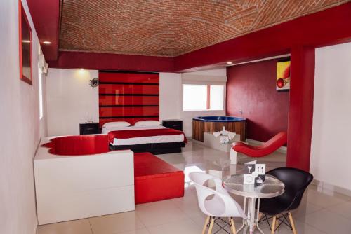 1 dormitorio con 1 cama, mesa y sillas en Hotel Quinta Tlalpan en Ciudad de México