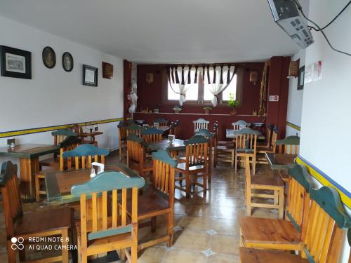 un restaurante vacío con mesas y sillas de madera en Hotel Montecarlo, en Ciudad Serdán