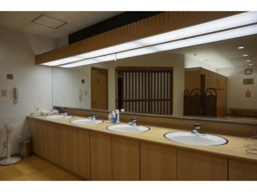 土浦市にあるPlaza Arakawaoki - Vacation STAY 24692vの3つの洗面台と大きな鏡を備えたバスルーム