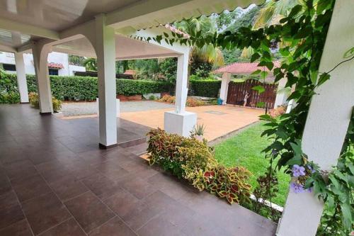 an empty courtyard with a patio with plants at Casa quinta Las Palmas in Villavicencio