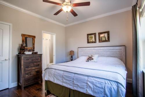 Postel nebo postele na pokoji v ubytování Cozy Cades Cove Condo with Community Pool
