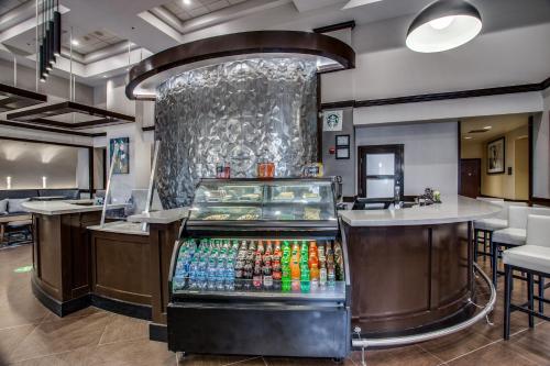 a drink cooler in a restaurant with a bar at Hyatt Place Fort Worth/Hurst in Hurst