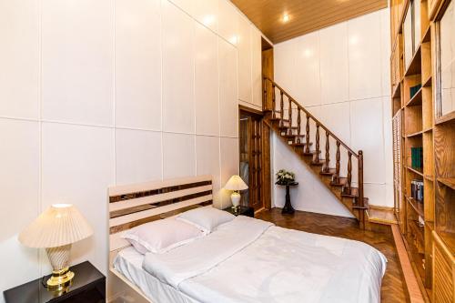 Llit o llits en una habitació de Rustaveli Central ApartHotel