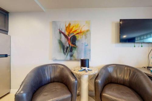 two leather chairs and a table in a room at Little Harbor Resort #114 Tampa Bay FL Beach, Bayside & 2 Pools in Ruskin