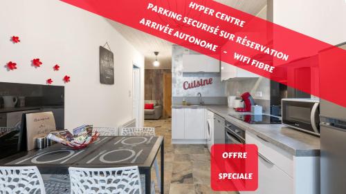 cocina con armarios blancos y detalles en rojo en Les Nuits d'Anis - Appartements Hypercentre en Le Puy-en-Velay