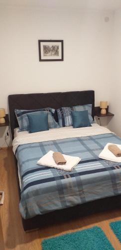 een groot bed met handdoeken in een kamer bij Apartman Golubovic in Veliko Gradište
