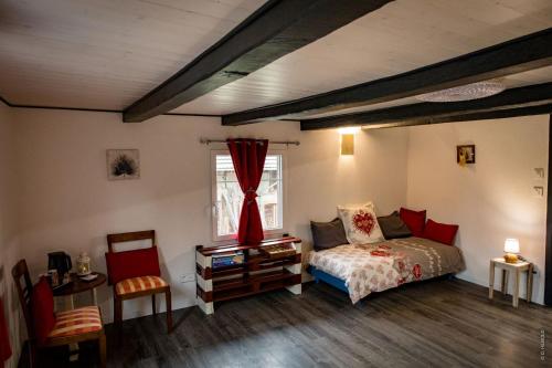a bedroom with a bed and a window at Gîte Les Sabots de Paille, Alsace Haut-Rhin in Ballersdorf