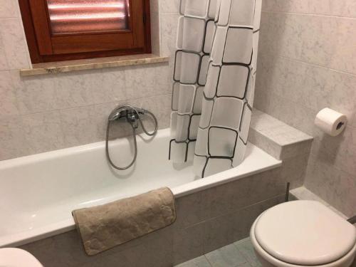 Kúpeľňa v ubytovaní Villa Cavalluccio Marino con piscina idromassaggio