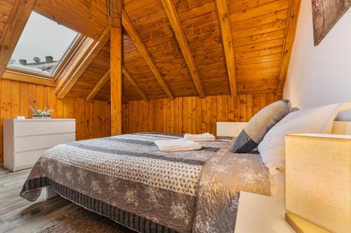 En eller flere senge i et værelse på Snug Apartments - Private Parking near DownTown