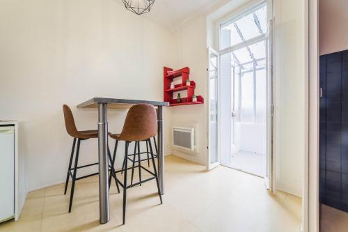 une chambre avec une table et deux tabourets dans l'établissement La Dame de Coeur - 1 chambre, à Brive-la-Gaillarde