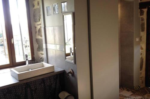 La salle de bains est pourvue d'un lavabo et d'un miroir. dans l'établissement La Cahute, à La Forêt-Auvray