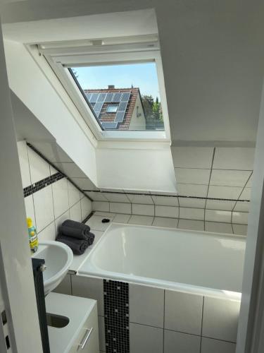 a bathroom with a bath tub and a window at Apartment – Wohnung bei Nürnberg #2 in Röthenbach an der Pegnitz