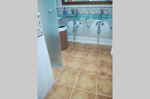 Łazienka z umywalką i podłogą wyłożoną kafelkami w obiekcie Apartamento T2, Urbanização Golf, Isla Canela w mieście Huelva