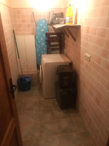 a small room with a refrigerator and a table at Roch Hotel in Altrón