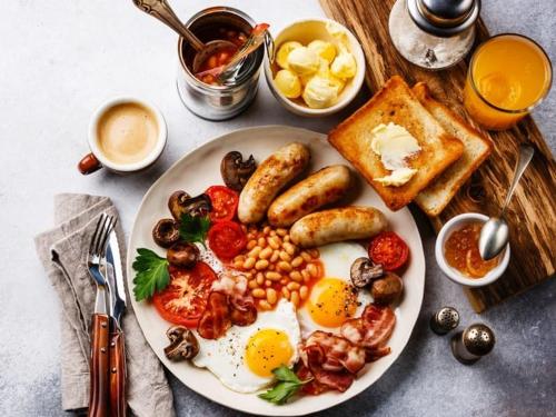 Seven Wonders في بورت شيبستون: طبق من طعام الإفطار مع فول البيض والخبز المحمص
