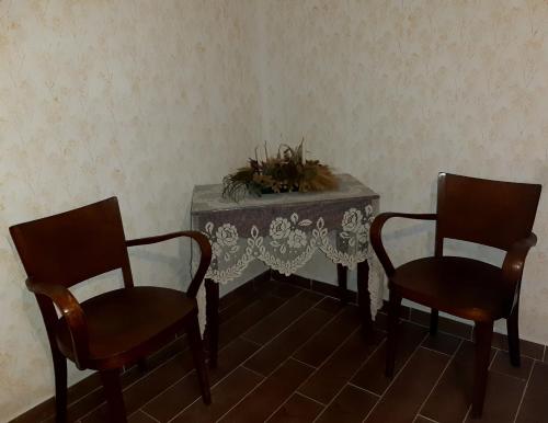 a table with two chairs and a table with a tableablishthritisthritisthritisthritis at Ribarska kuća - Ilok ,tradicijska kuća-sobe in Ilok