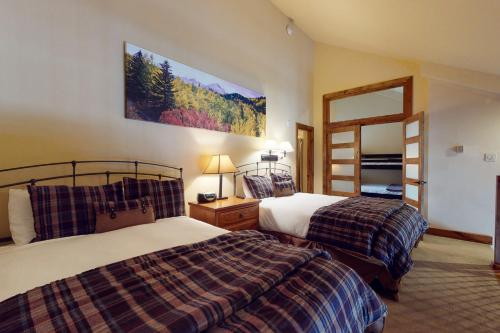 Säng eller sängar i ett rum på Lion Square Lodge South 564