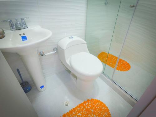 a bathroom with a toilet and a sink and a shower at Apartamento Rodadero a media cuadra de la playa in Puerto de Gaira