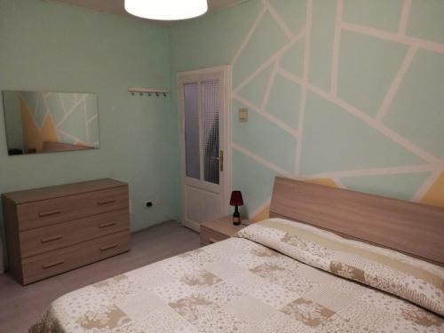 - une chambre avec un lit et une commode dans l'établissement Casa Milena, à Rio Marina