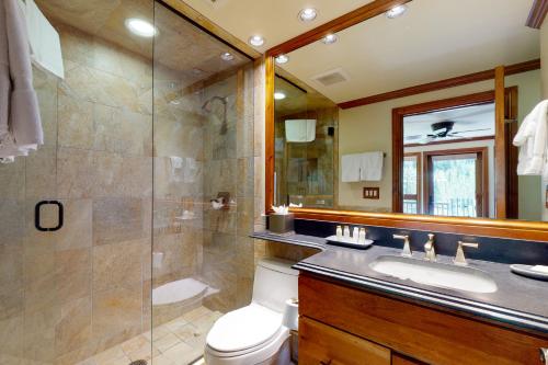 La salle de bains est pourvue d'une douche, de toilettes et d'un lavabo. dans l'établissement Lion Square Lodge South 650, à Vail