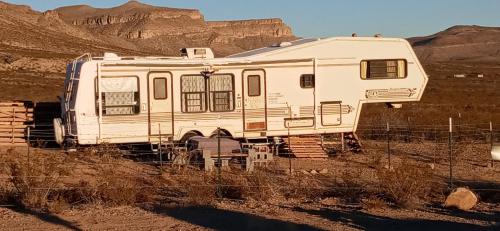 een oude camper geparkeerd in het midden van een veld bij Camping at Desert Gardens Oasis at Lobo, Texas in Van Horn