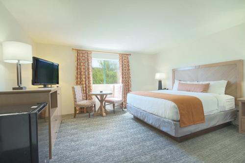 Llit o llits en una habitació de Starr Pass Golf Suites