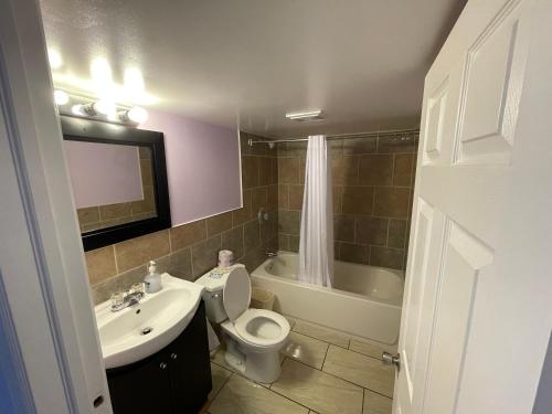 A bathroom at Niagara Holiday Apartment