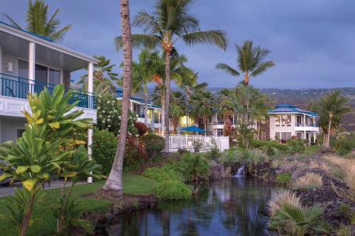 un complejo con un río y palmeras en Holua Resort en Kailua-Kona
