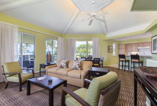 un soggiorno con divano e sedie di Holua Resort a Kailua-Kona