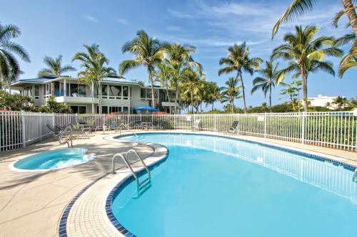 Der Swimmingpool an oder in der Nähe von Holua Resort
