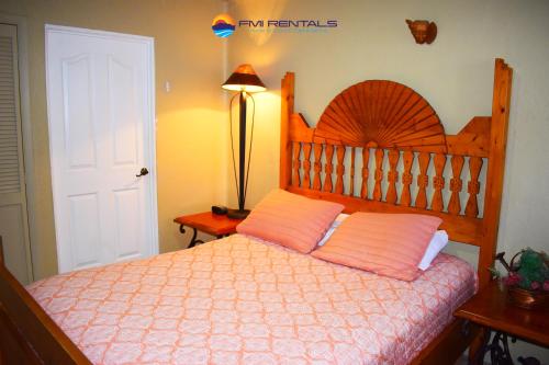 een slaapkamer met een bed met 2 roze kussens bij Marina Pinacate A-120 in Puerto Peñasco