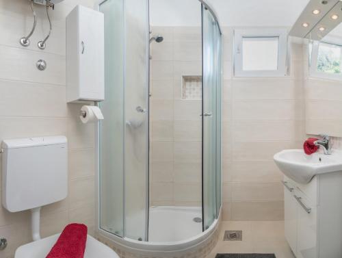 Ett badrum på Apartments Milica - sea view
