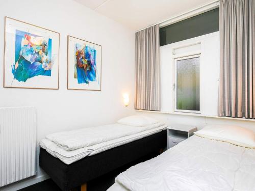 um quarto com duas camas e uma janela em Apartment Faaborg X em Faaborg