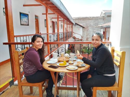 Due donne sedute a un tavolo sul balcone di Casa San Pedro Cusco a Cuzco