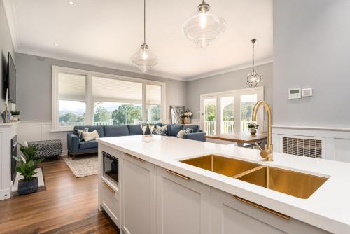 une cuisine avec un évier et un salon dans l'établissement Marysville Luxury Villa, à Marysville