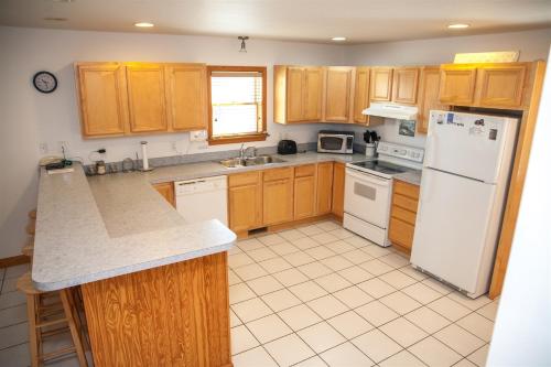 Η κουζίνα ή μικρή κουζίνα στο 48184 Decoy Rd Home